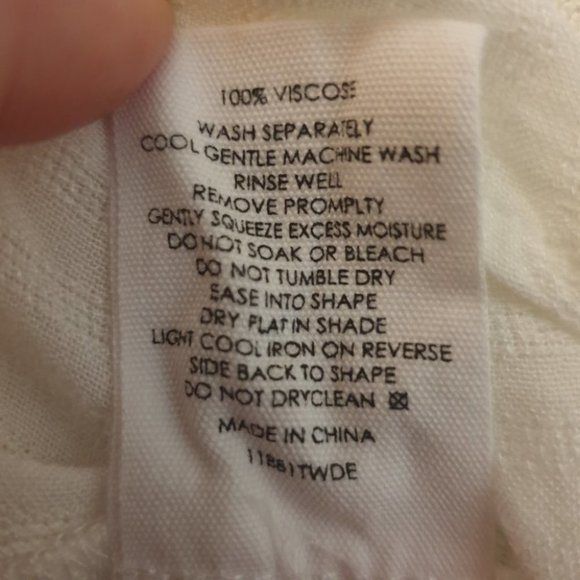 DECJUBA AU-S White Short Sleeved Blouse V-Neck Relaxed Fit Designed in AU NWOT - Picture 10 of 10